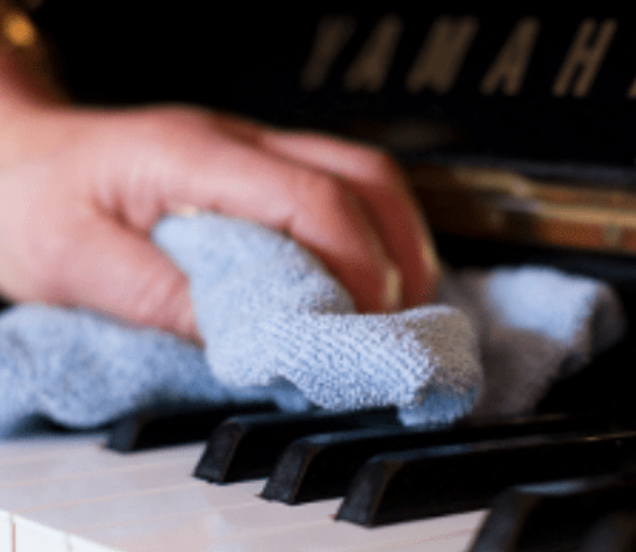 Entretien et nettoyage du clavier d'un piano